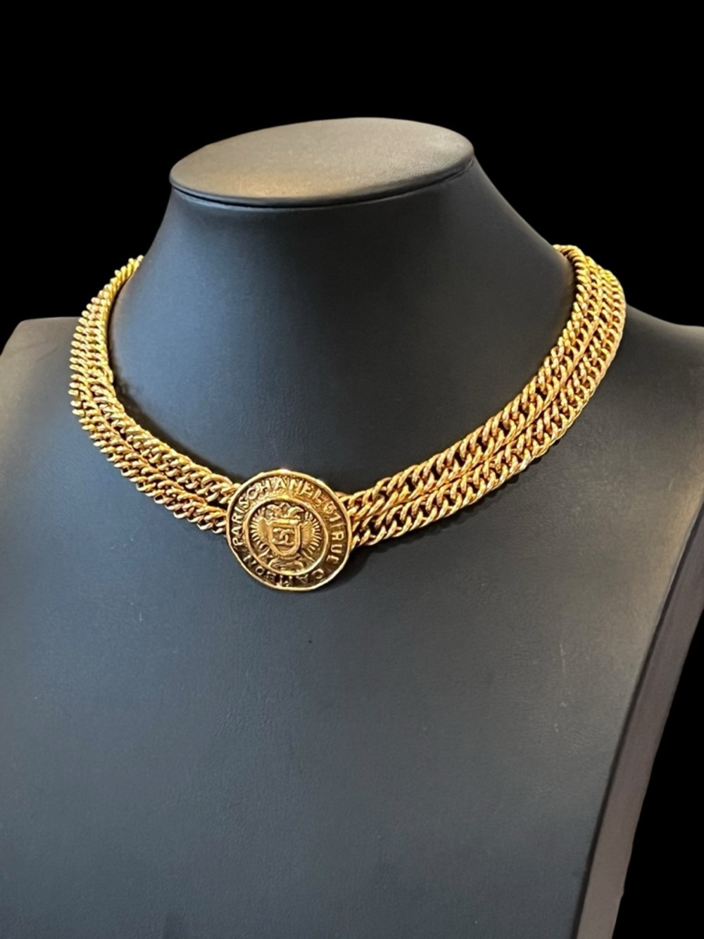 Chanel
Vintage 31 Rue Cambon Medallion Collar Necklace - Picture 3 of 6